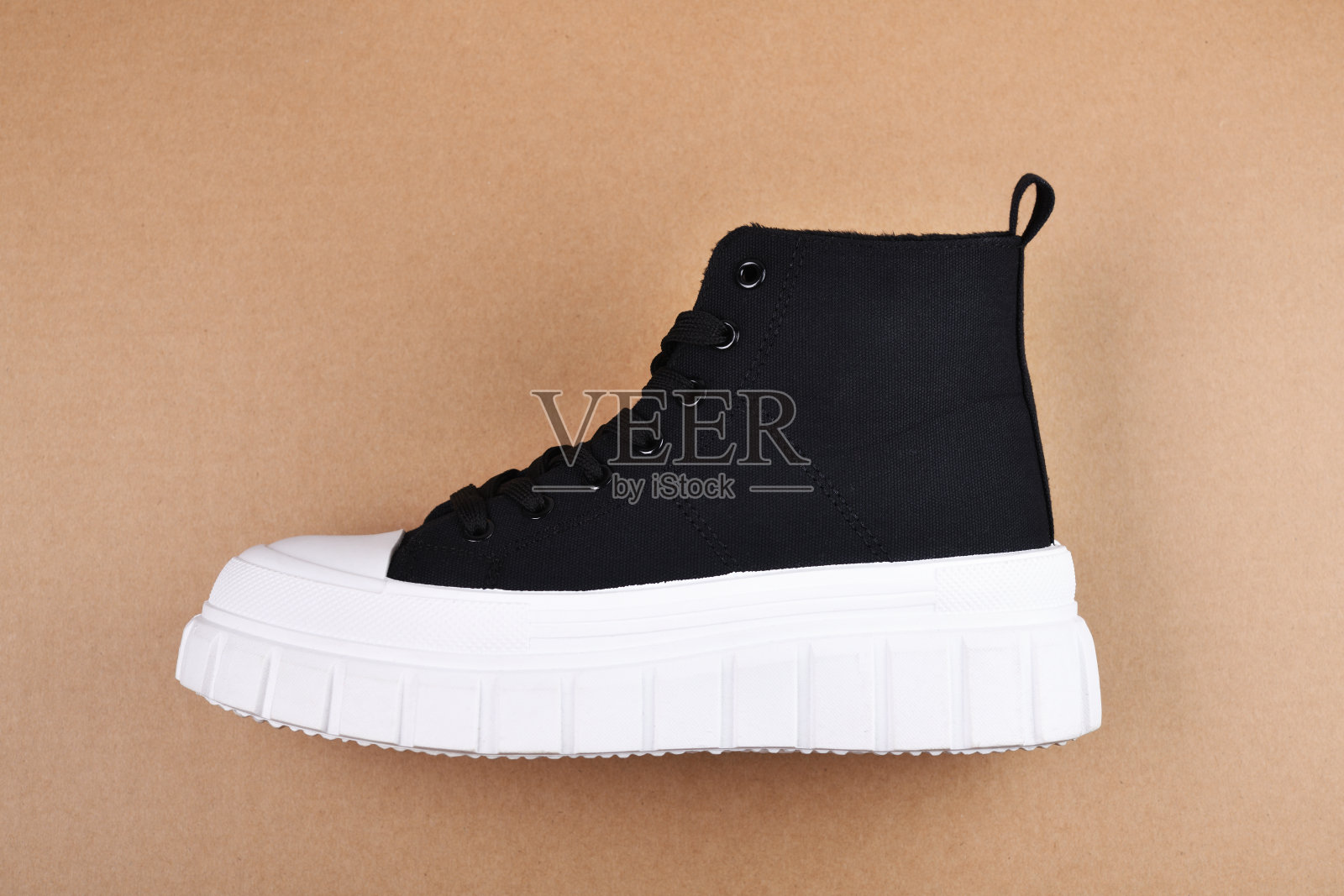 运动女性运动鞋的背景牛皮纸。照片摄影图片