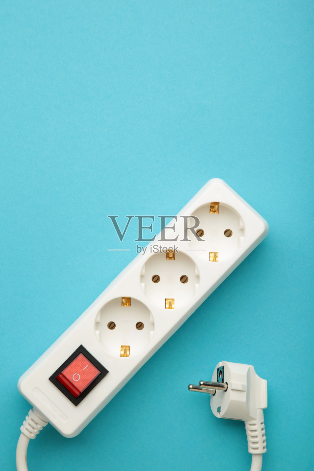 蓝色背景的电动白色便携式插座照片摄影图片