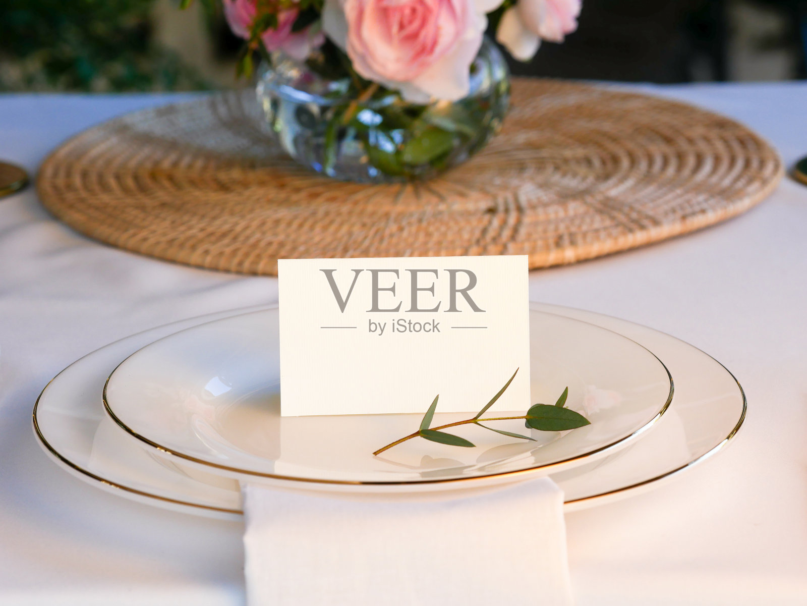 白色空白卡片模型，用于姓名，地点，问候，邀请在婚礼桌上设置背景。与剪切路径照片摄影图片