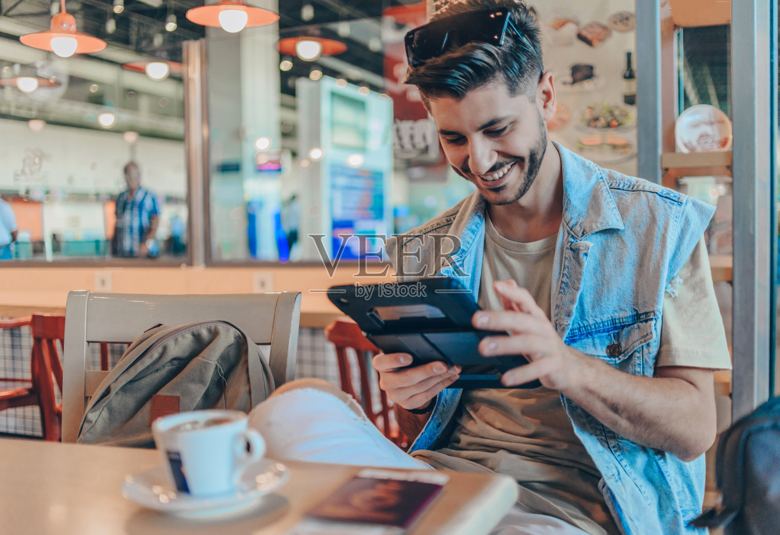 在机场用平板电脑的人照片摄影图片