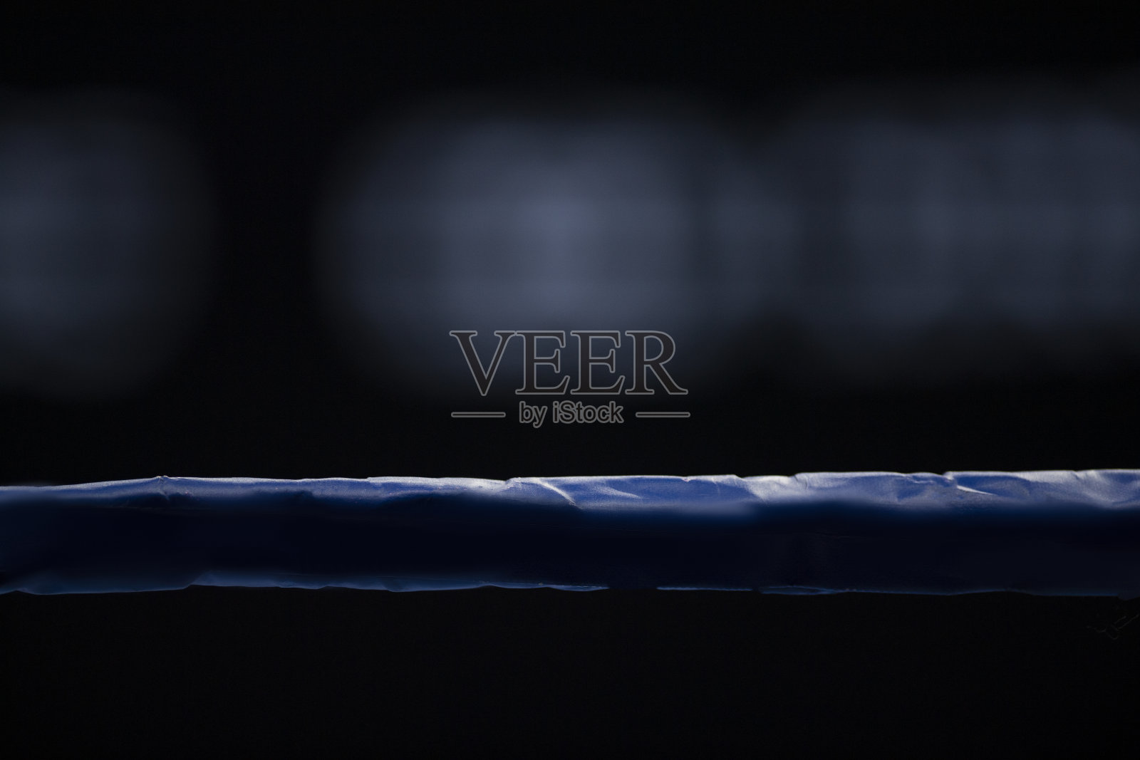 拳击、泰拳和跆拳道的擂台上有一束模糊的聚光灯。垂直运动主题海报，贺卡，标题，网站和应用程序。专业的运动概念。照片摄影图片