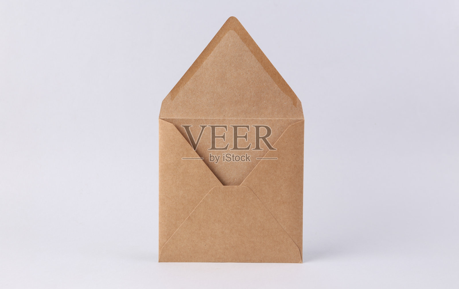 在白色背景上打开空白工艺信封照片摄影图片