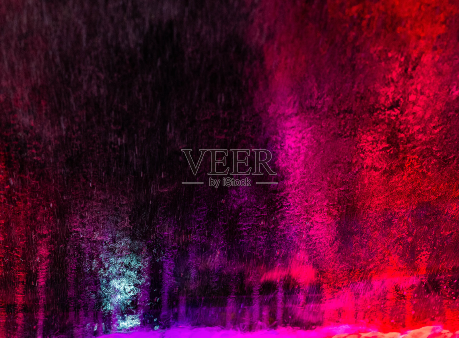 光在隧道尽头的背景概念。红色和紫色洗车艺术照片摄影图片