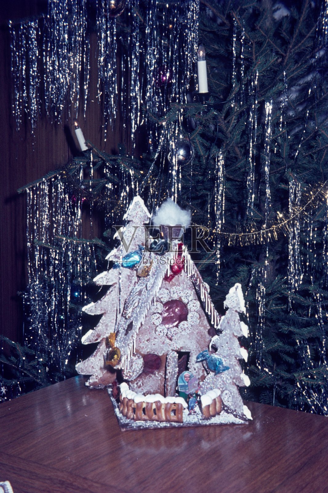 圣诞树前的姜饼屋照片摄影图片