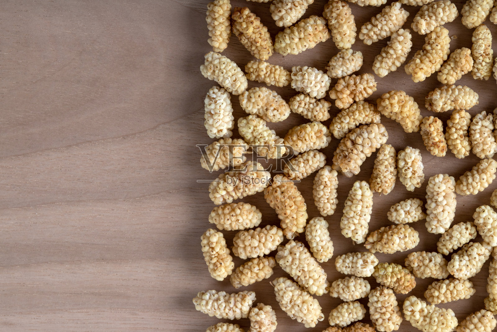 在木制背景上的干桑椹堆的俯视图照片摄影图片