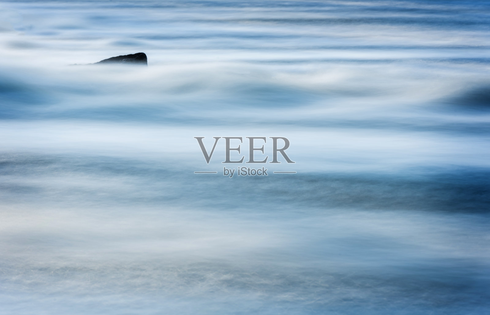 由于长时间曝光，水变得模糊。背景。照片摄影图片