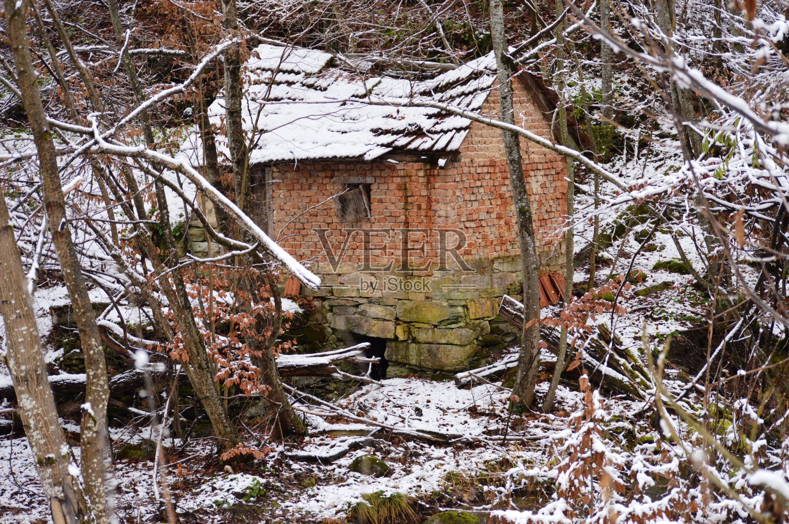 积雪下的破旧磨坊照片摄影图片