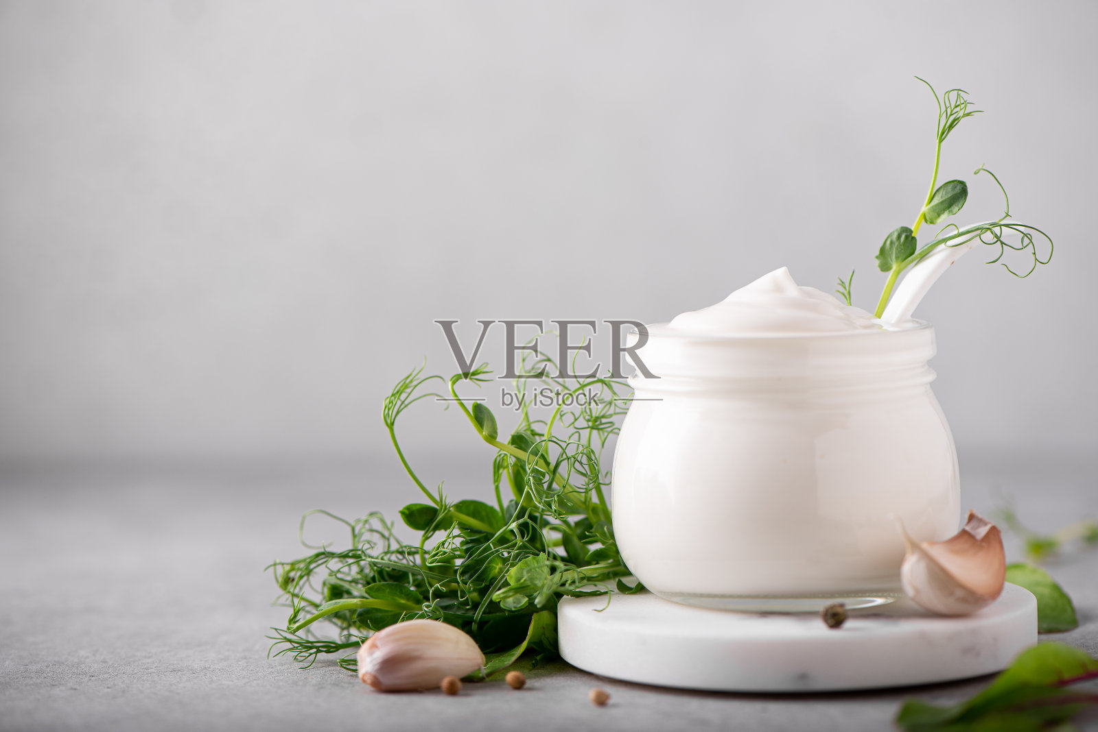 新鲜的希腊酸奶与香草和香料在玻璃罐中照片摄影图片