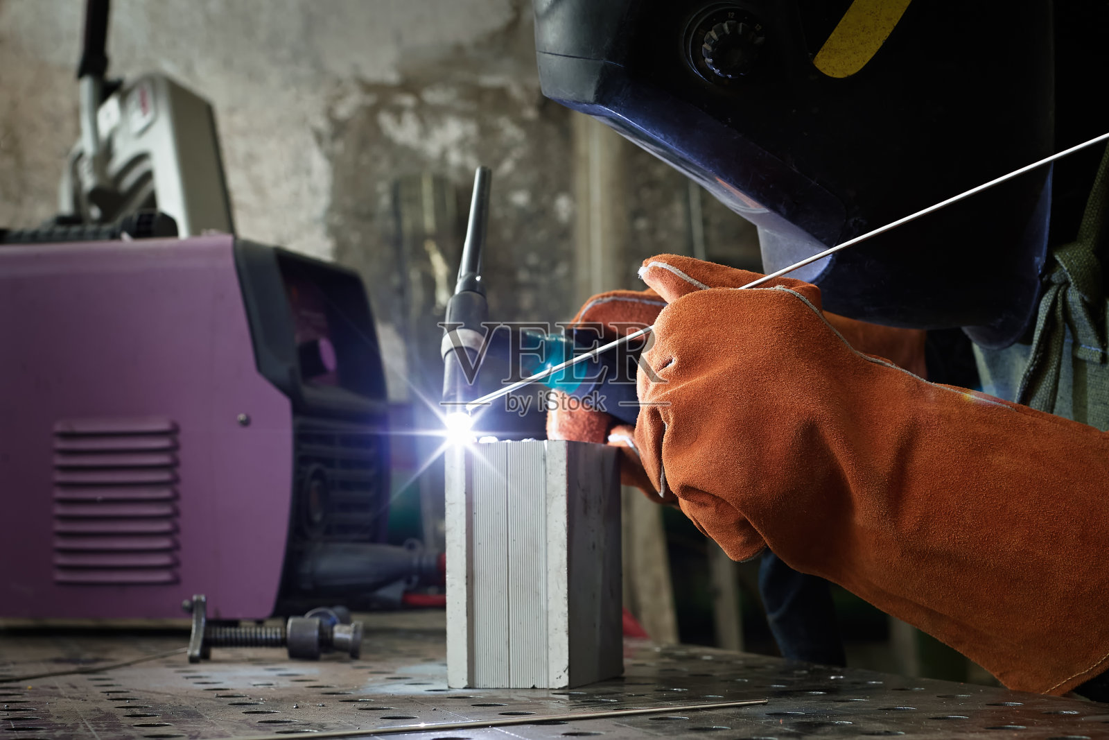 车间里焊接工人特写照片摄影图片