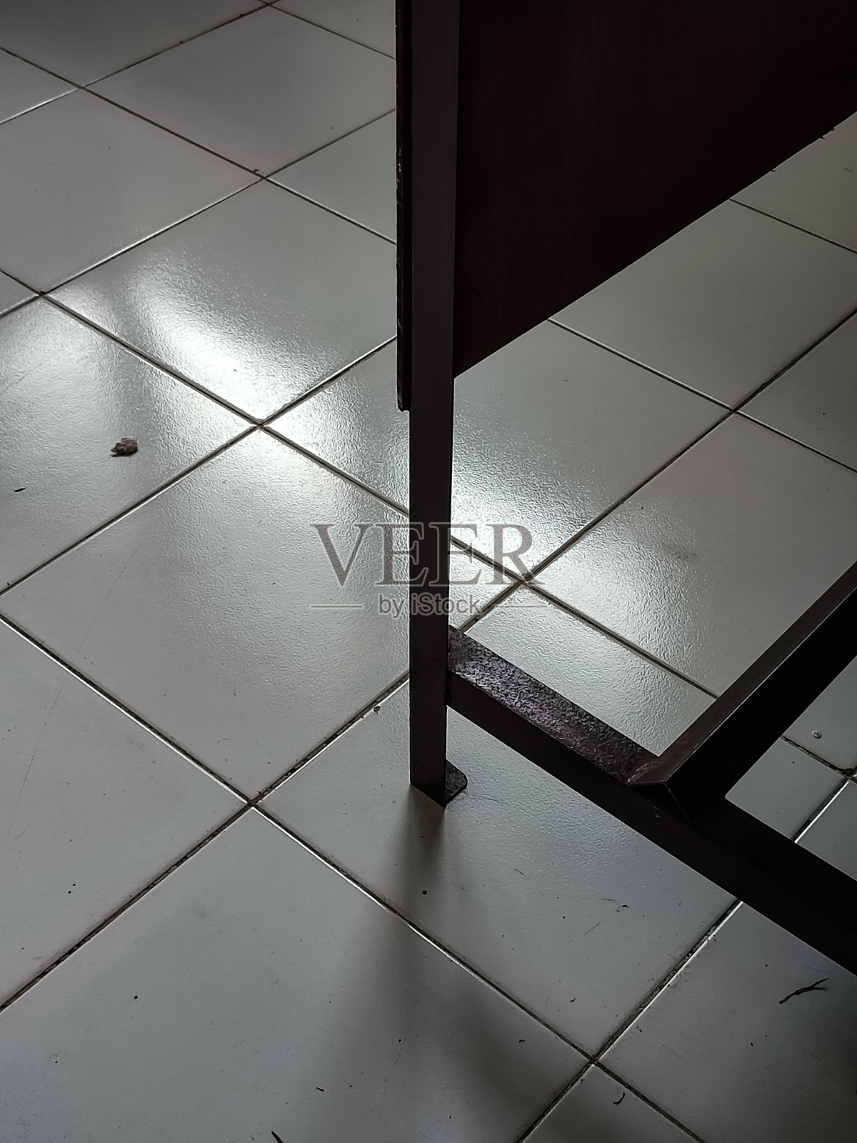 白色瓷砖地板上的桌子支架——东松巴MAS WAINGAPU, 2022年3月照片摄影图片