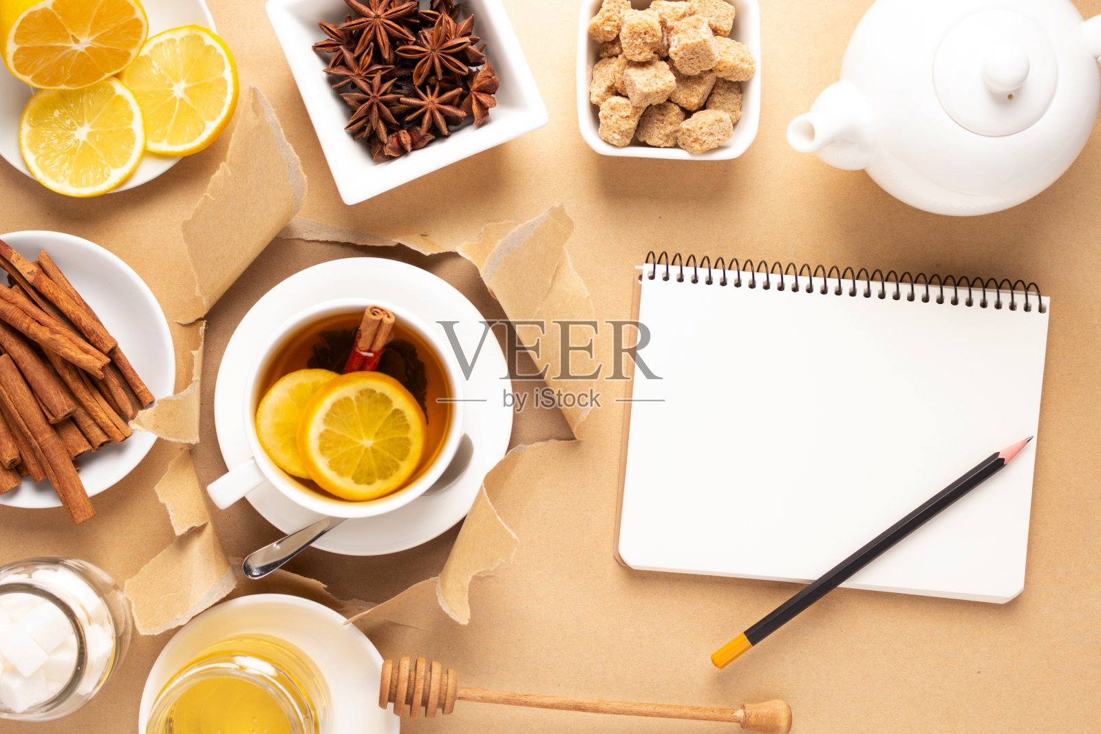 一杯柠檬蜂蜜茶，放在破纸上。满杯绿茶照片摄影图片