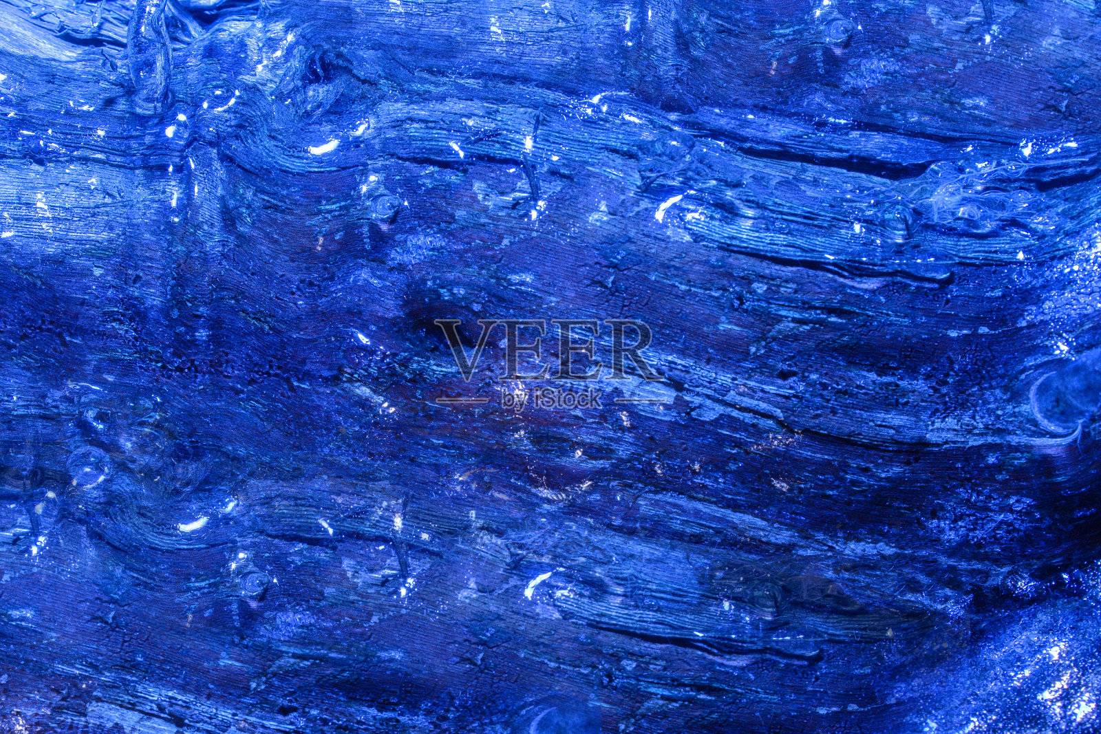 冰色的蓝色树干。照片摄影图片