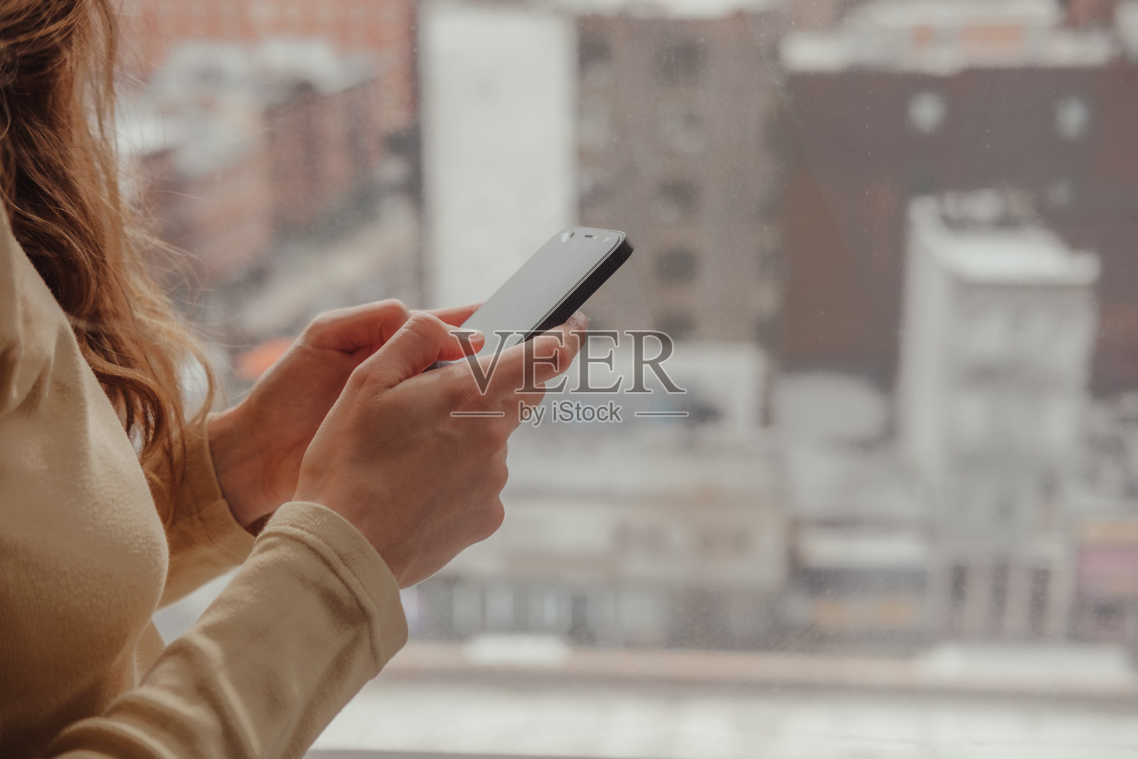 一个女人在手机上的特写镜头。副本的空间。照片摄影图片