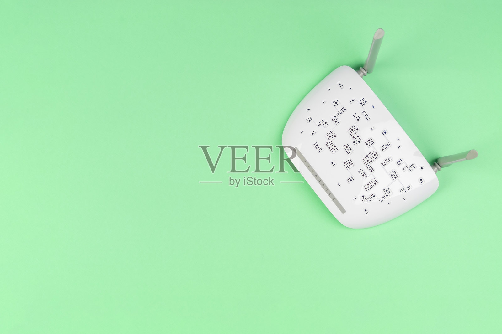 新的白色Wi-Fi路由器与灰色天线在浅绿色背景俯视图从复制空间照片摄影图片