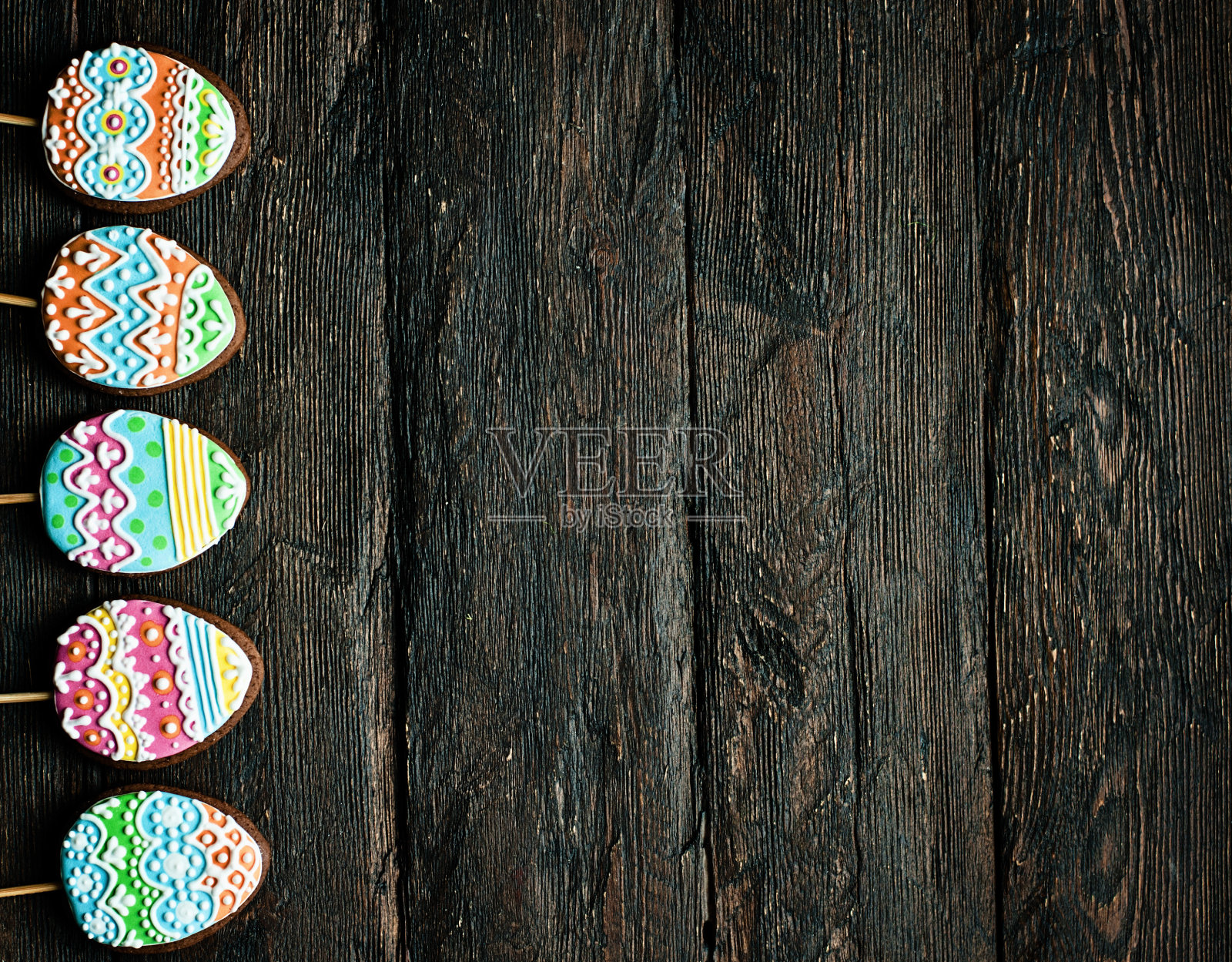 彩色鸡蛋形状的姜饼饼干照片摄影图片