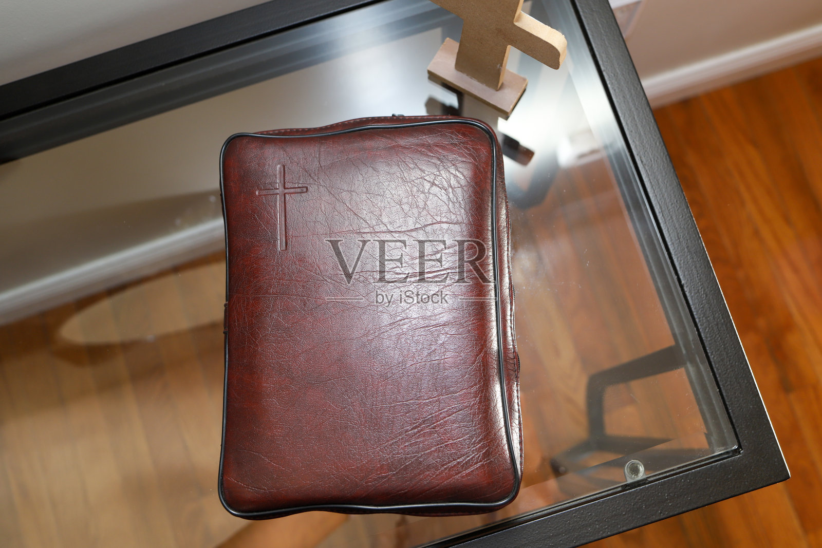 一本圣经放在家里的玻璃桌上照片摄影图片