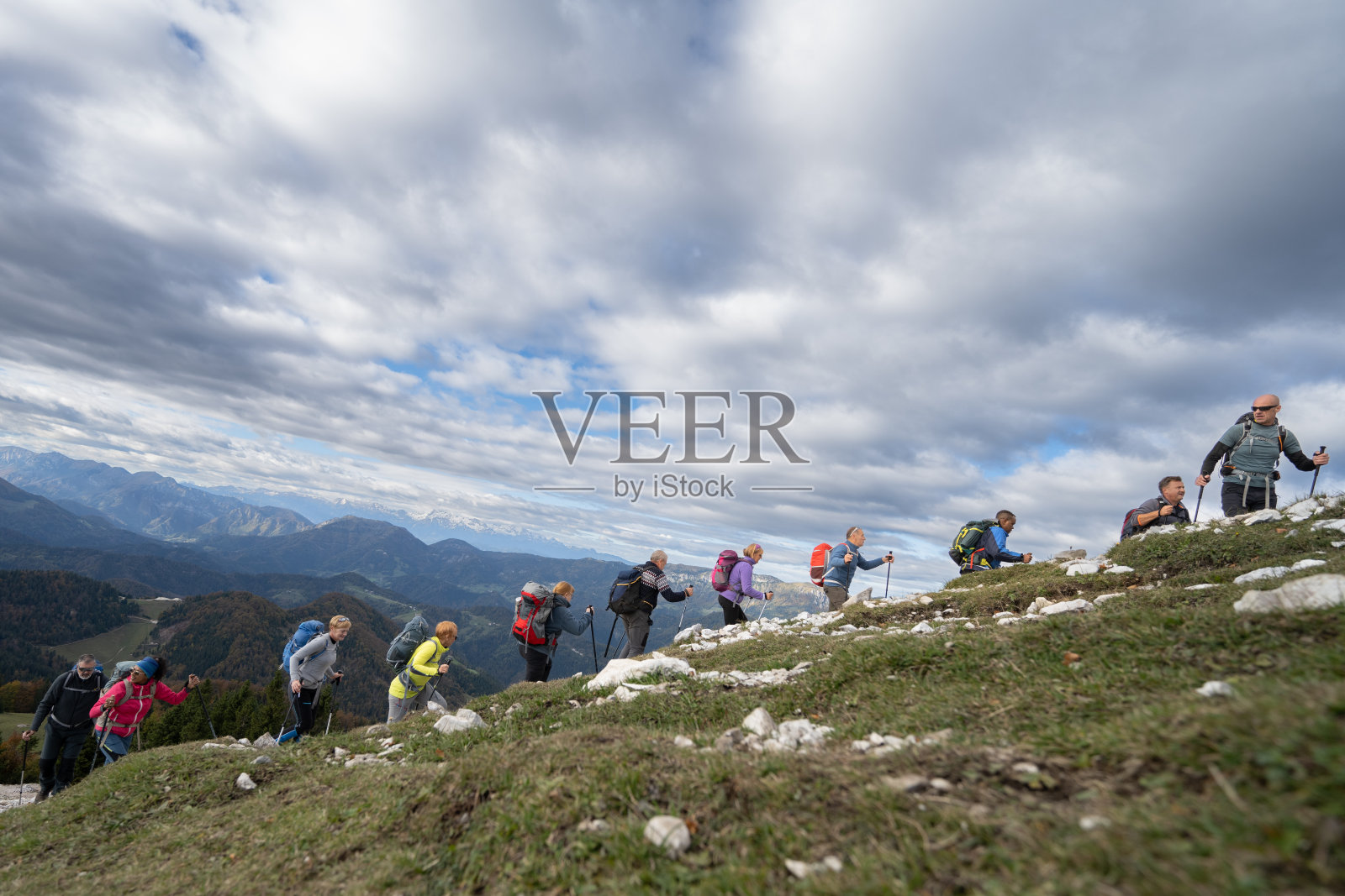 一群人背着背包在大自然中行走照片摄影图片