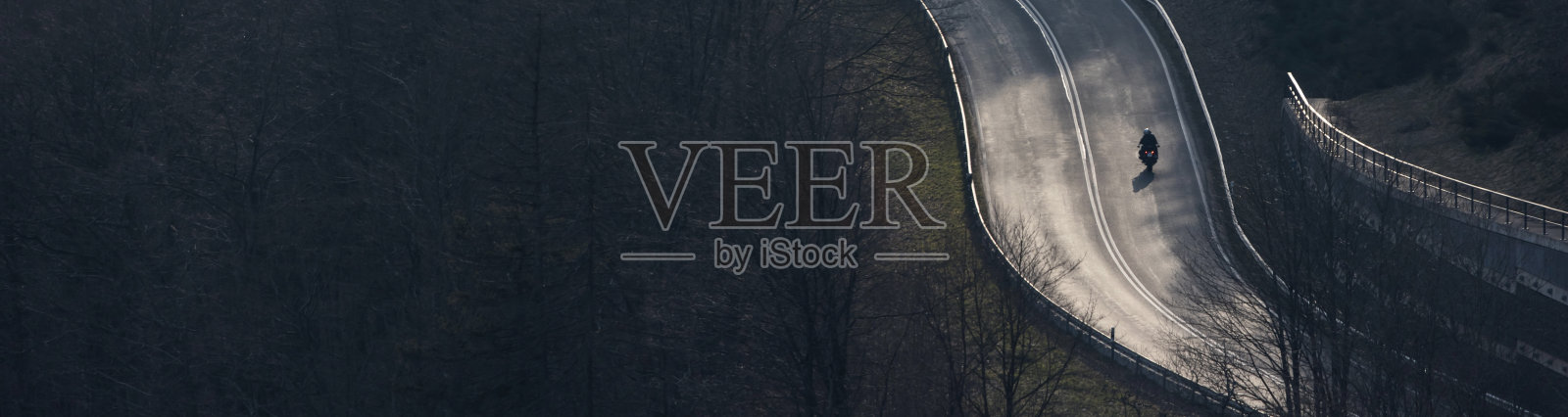 一辆摩托车在森林道路上的全景图照片摄影图片