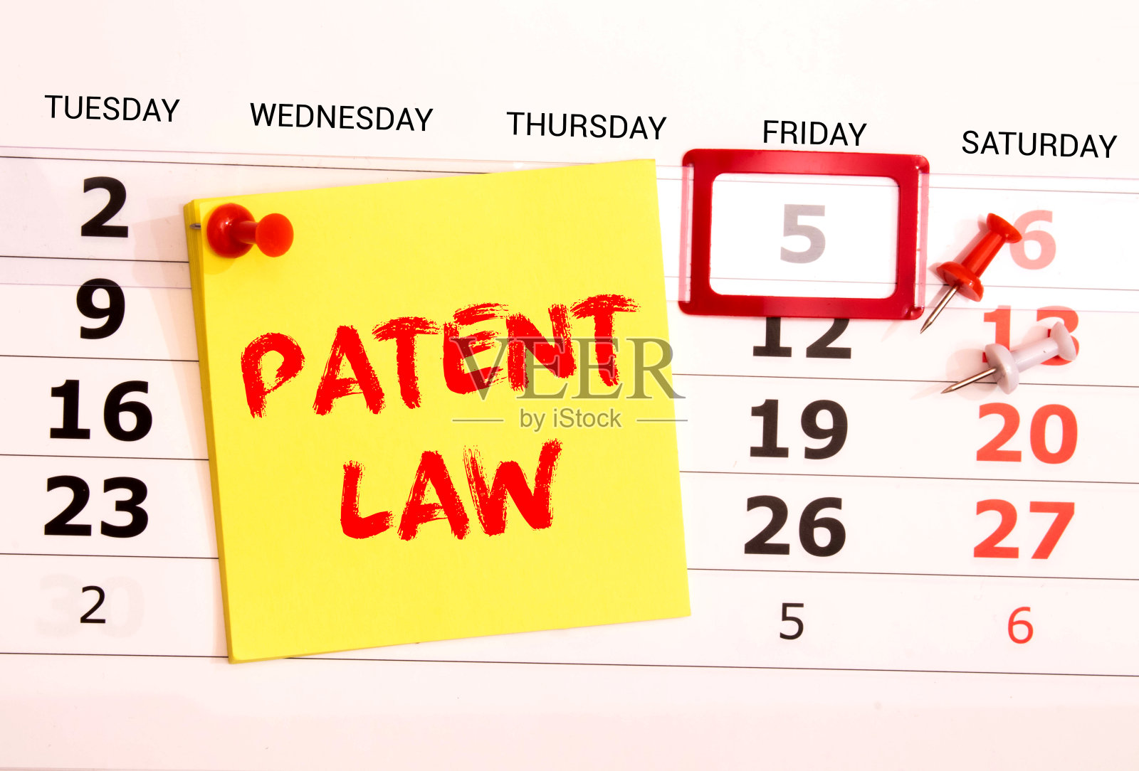 商业和法律概念。在两张以红色为背景的笔记本电脑之间刻有“专利法”字样照片摄影图片