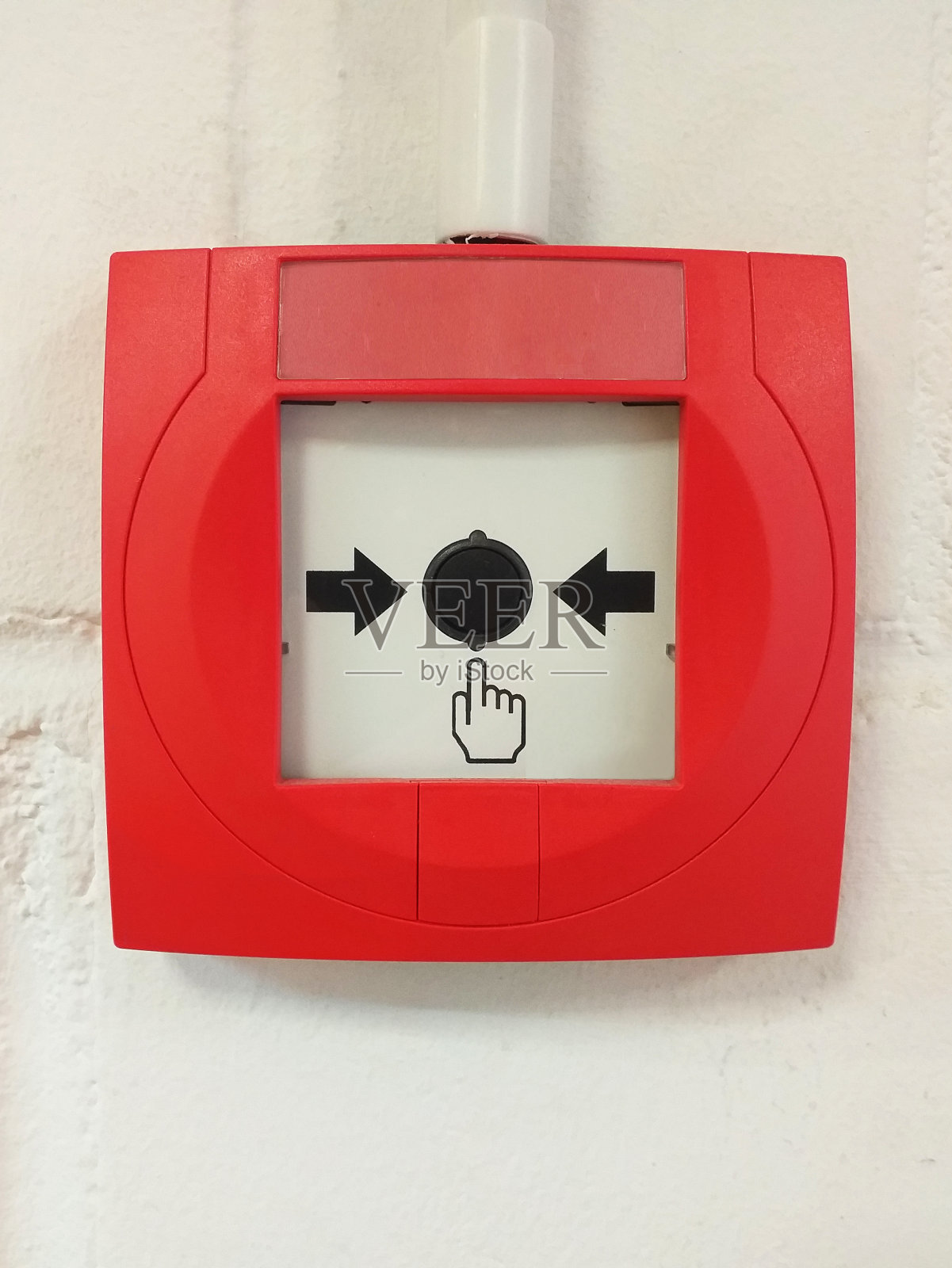 防火警报按钮在白墙上。照片摄影图片