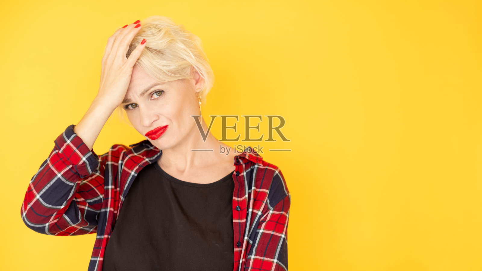 捂脸的手势迷惑了女人，让她不知所措照片摄影图片