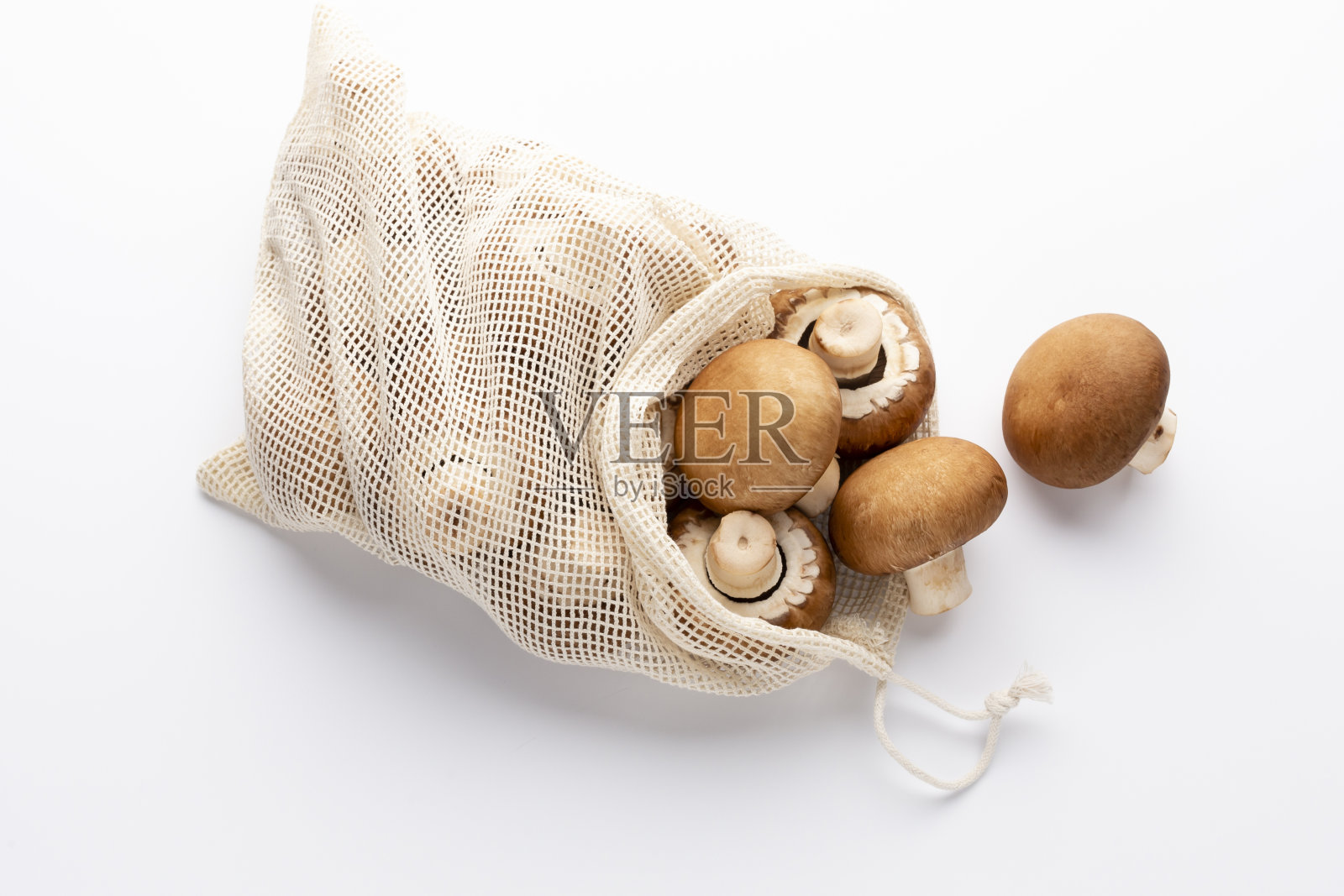 新鲜的香菇生态棉袋白色背景。照片摄影图片
