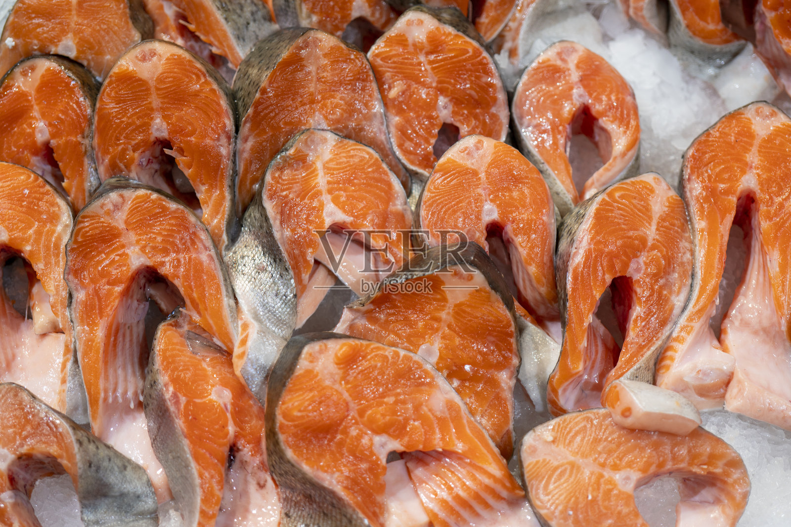 这家商店出售鲑鱼排。照片摄影图片