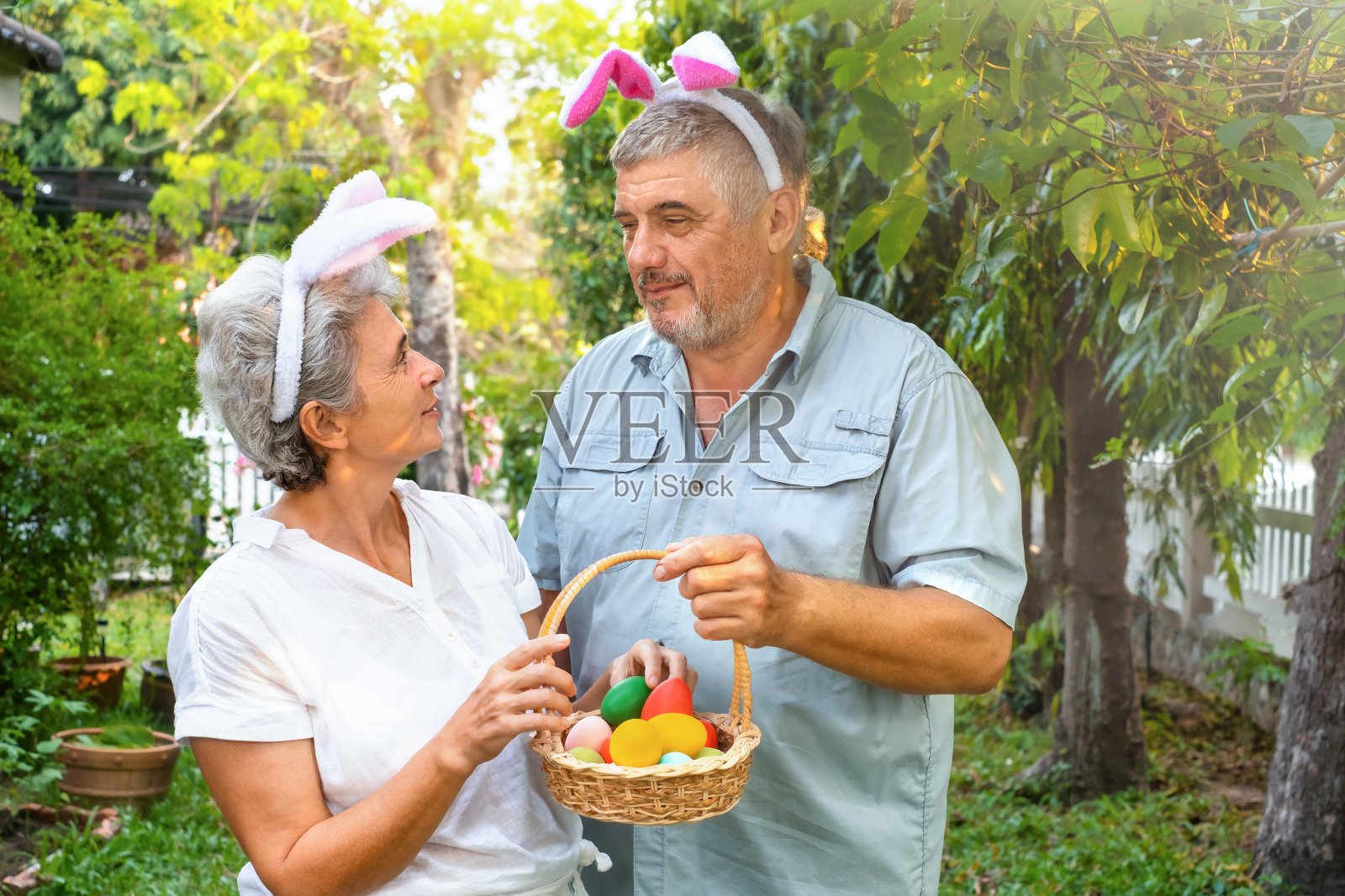 带着复活节篮子的老夫妇照片摄影图片
