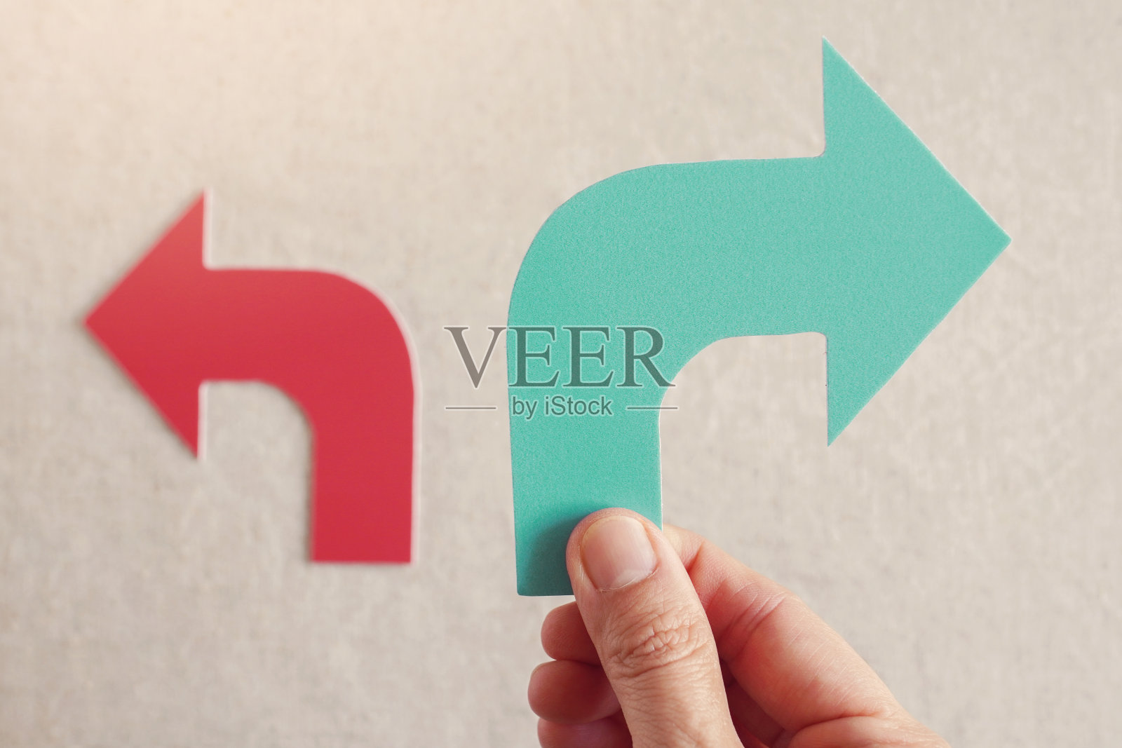 手握右绿箭，左红箭，变革管理，颠覆，经济危机，滞胀，经营理念照片摄影图片