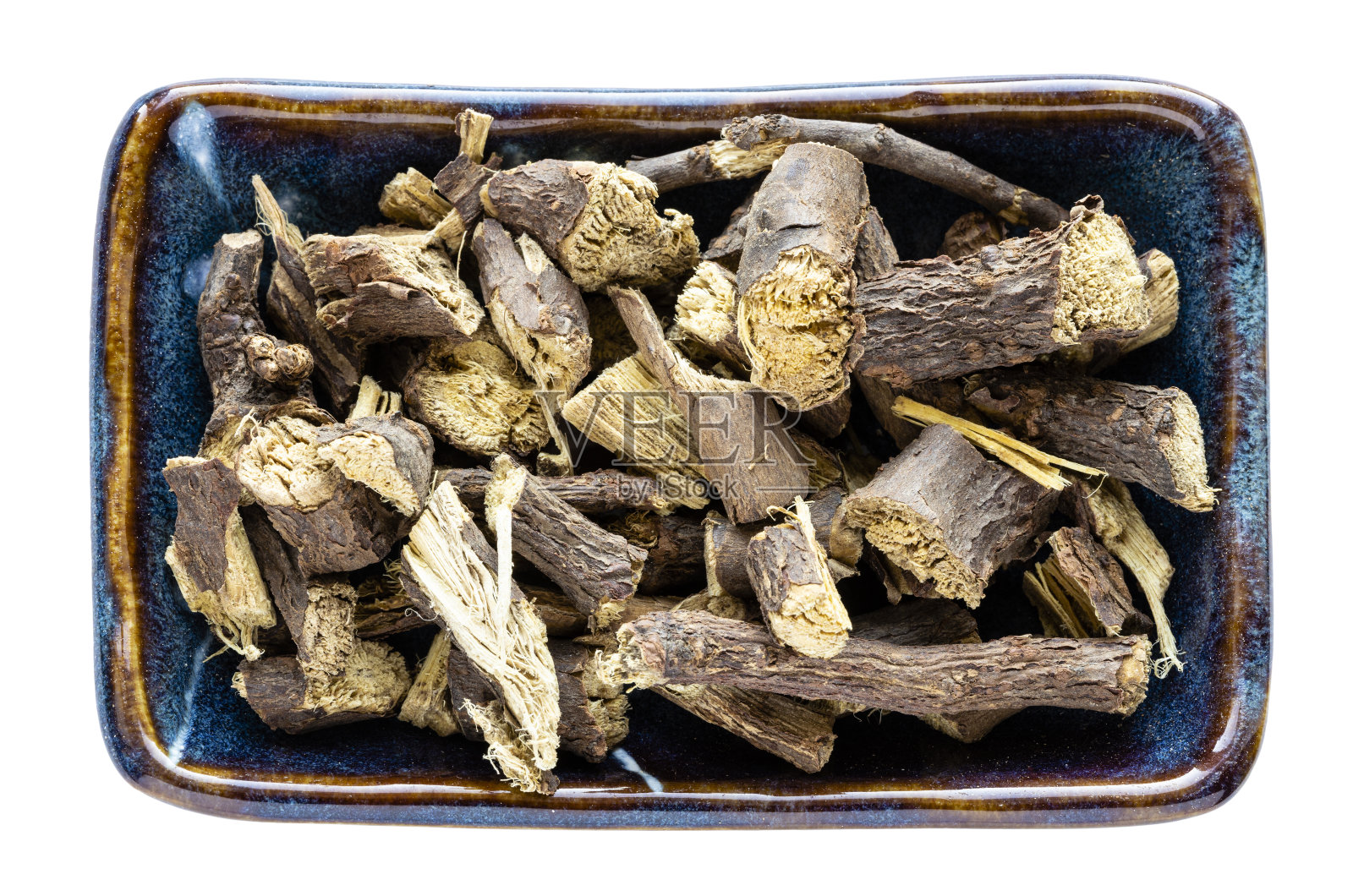 干甘草根在碗孤立在白色照片摄影图片