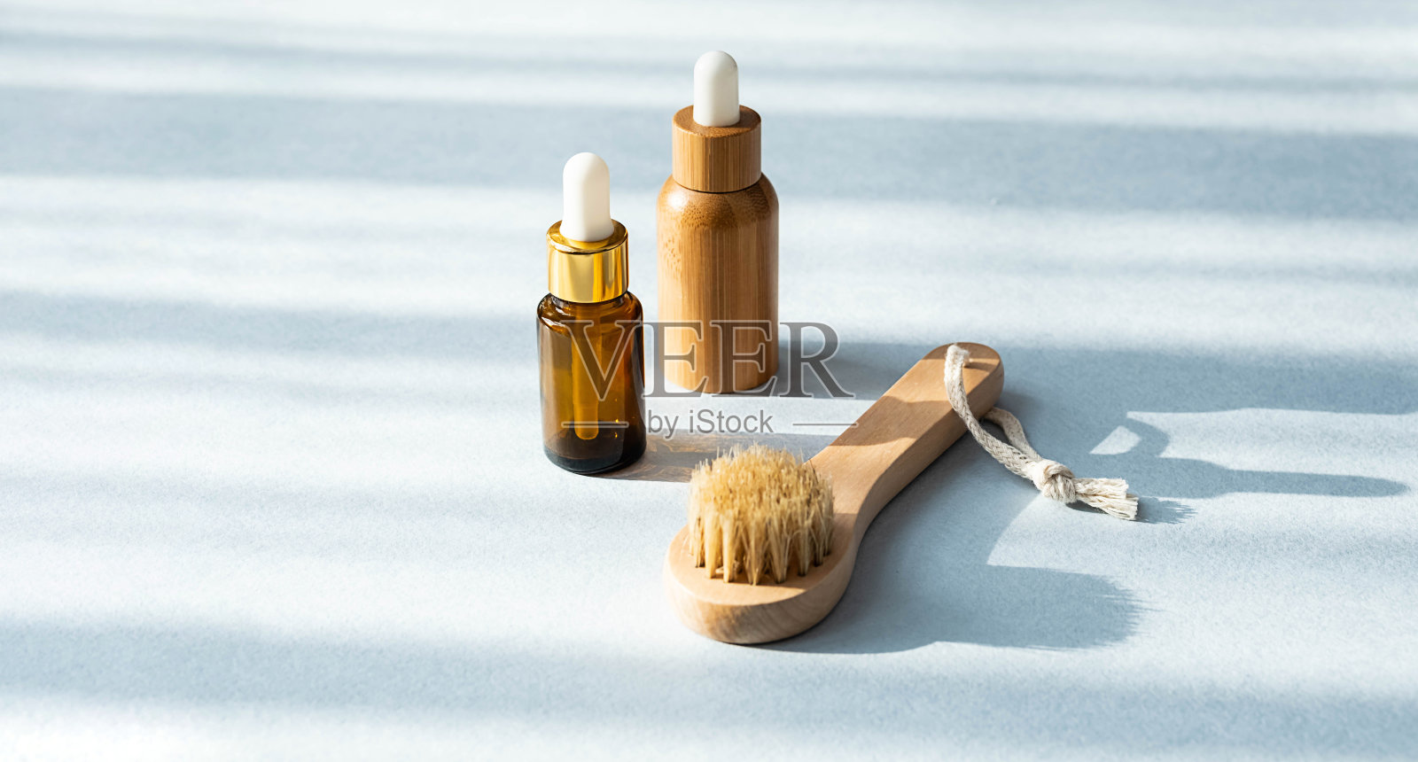 空白竹精油瓶配吸液器和自然干面刷。有机水疗美容产品模拟。照片摄影图片