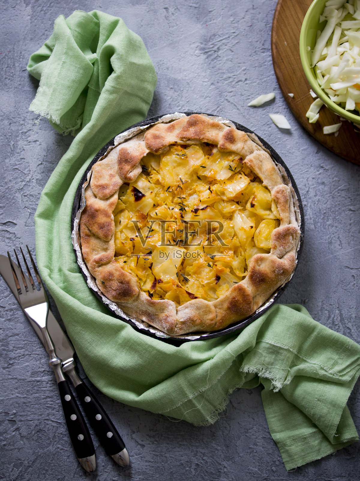 蔬菜自制圆馅饼配卷心菜照片摄影图片