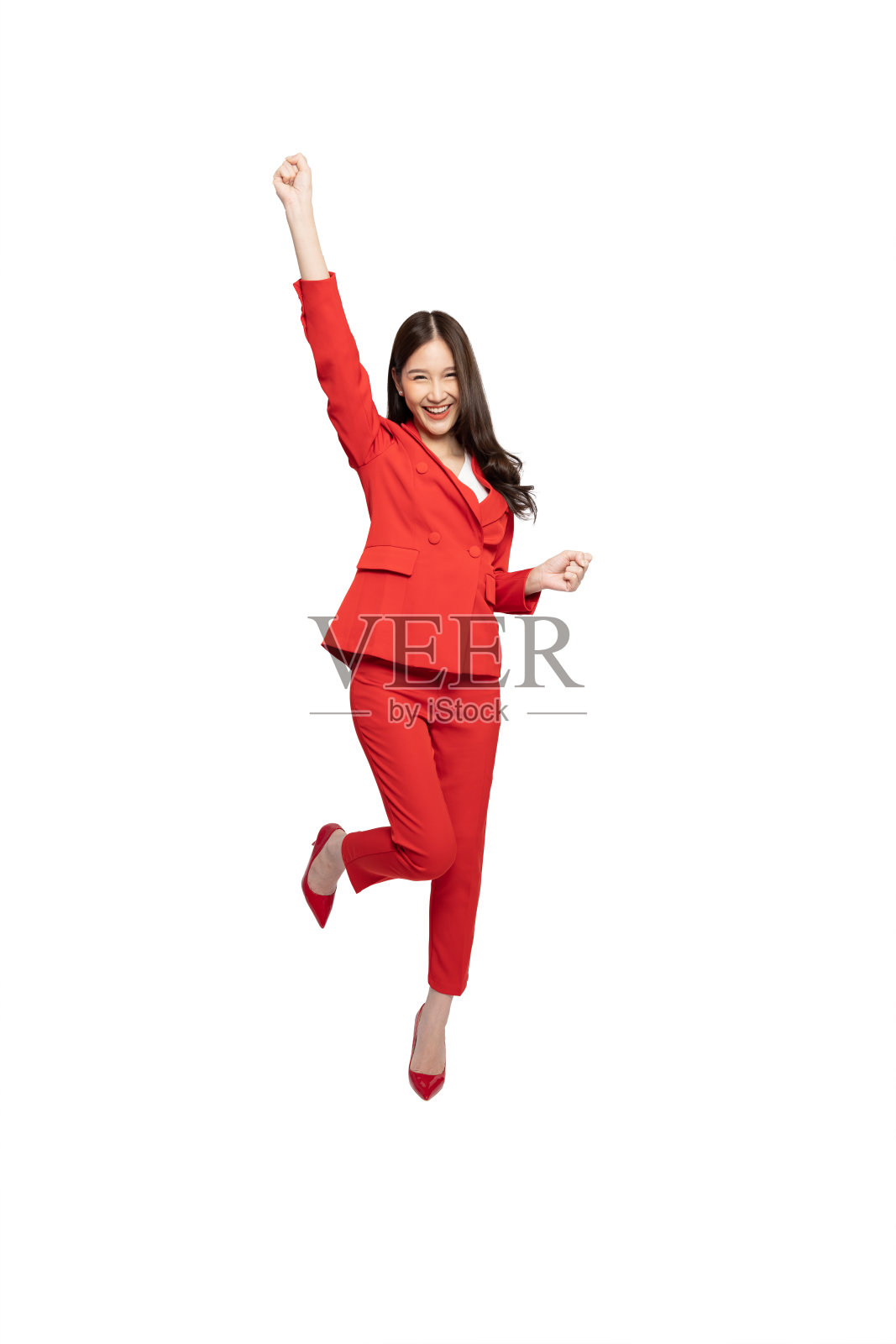 吸引人的美丽的亚洲女商人站在红色的西装和手举起手臂从幸福孤立在白色的背景，兴奋的女人赢家成功的概念照片摄影图片