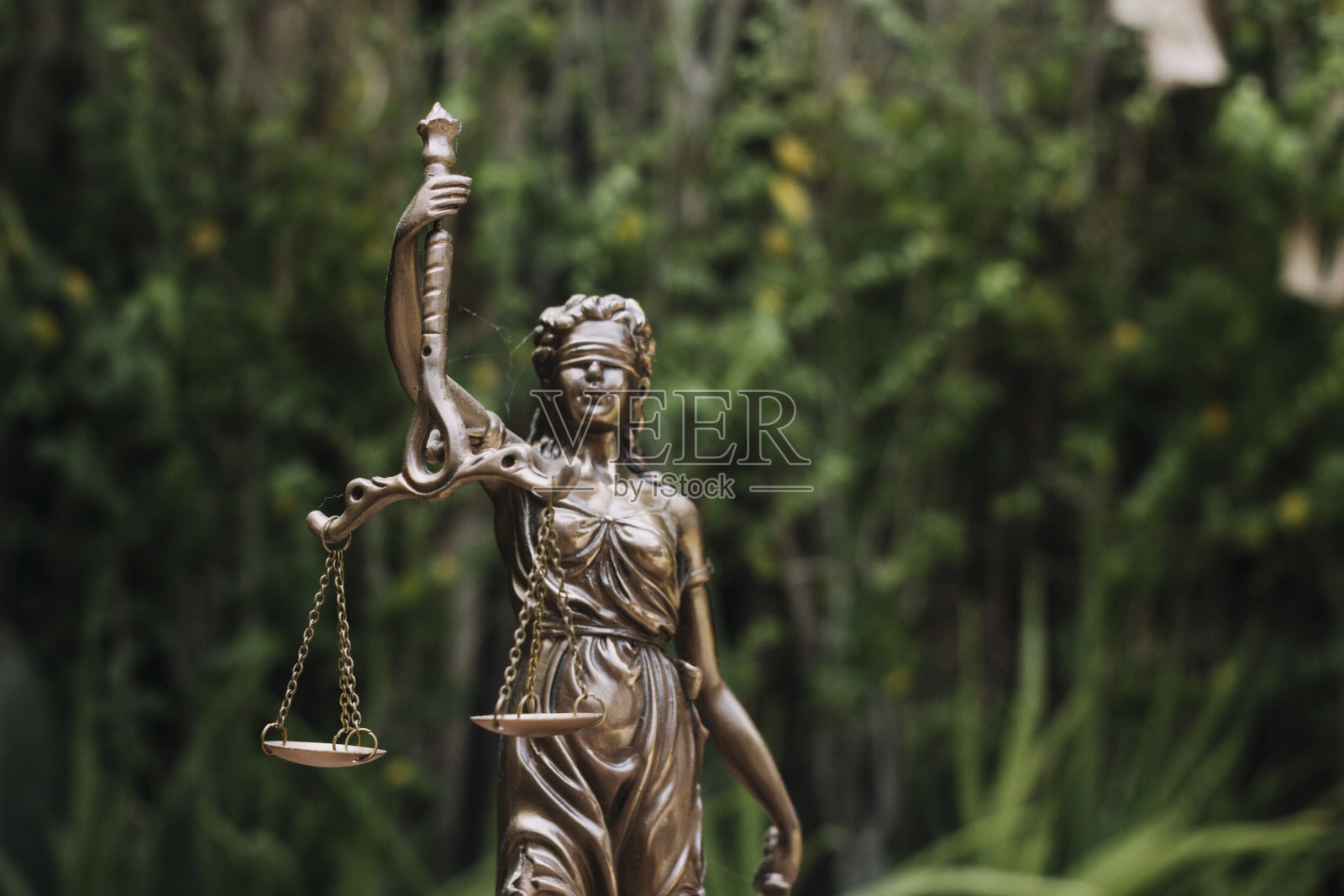 正义与法律观念。男法官坐在法庭的木桌上，律师或男律师在办公室工作。法律、咨询、正义理念。照片摄影图片