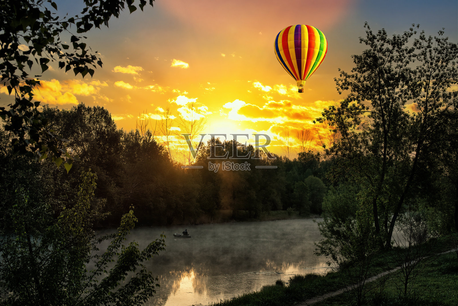 空中的热气球。照片摄影图片