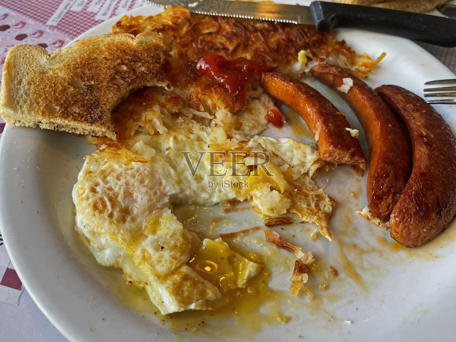 鸡蛋配辣香肠和哈斯布朗照片摄影图片