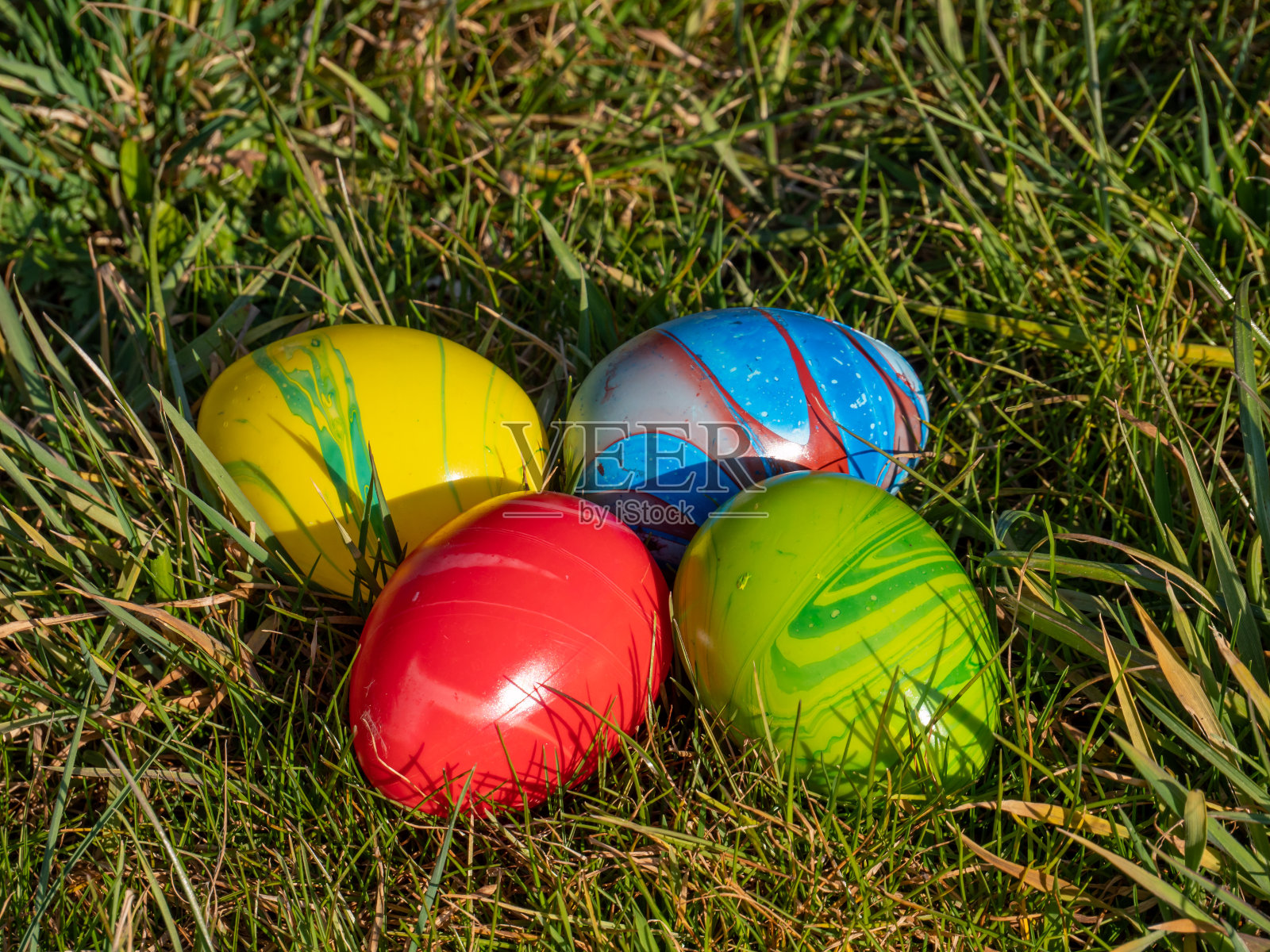 复活节彩蛋在花园里的草坪上照片摄影图片