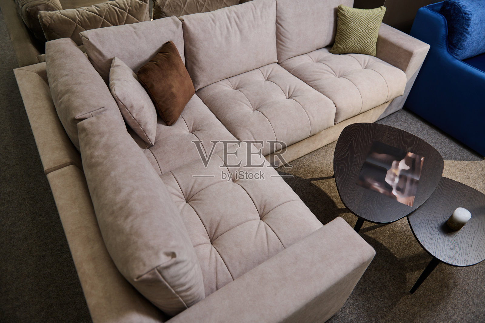 高角度的现代时尚舒适的软垫靠枕和期刊表与高质量的家具展示目录，在一个家具商店的陈列室出售照片摄影图片