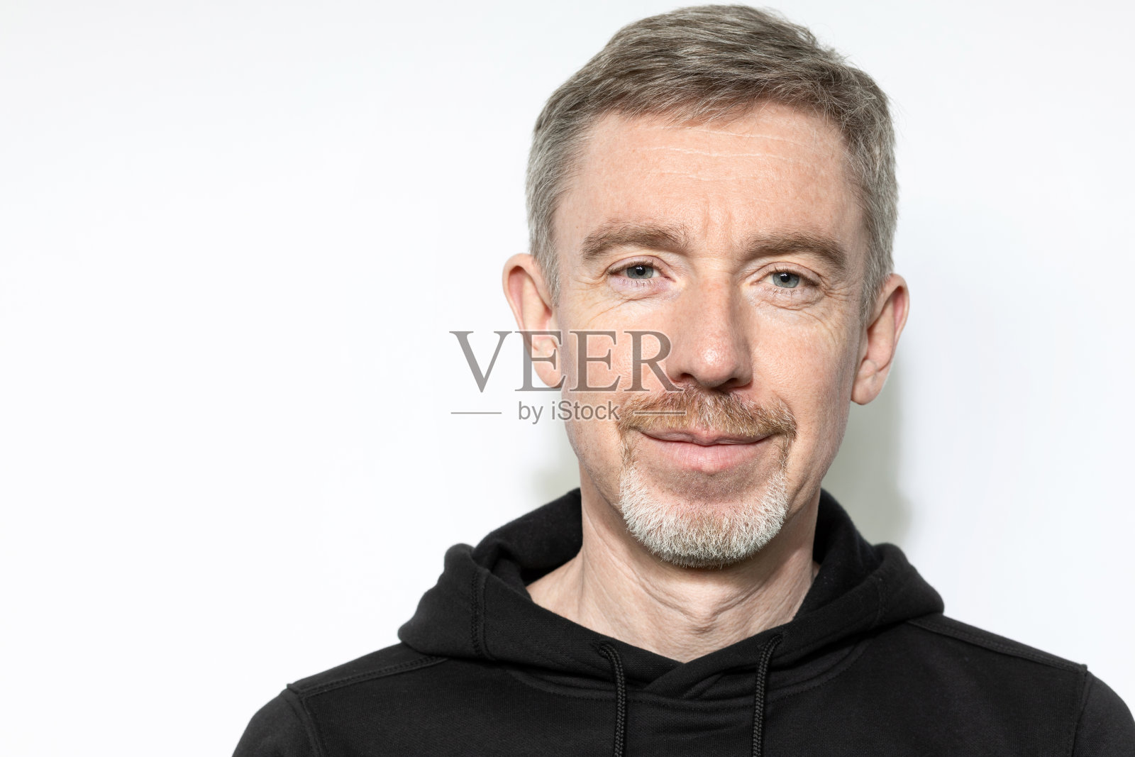 白色背景上一位留着胡子的50岁男子的工作室特写肖像照片摄影图片