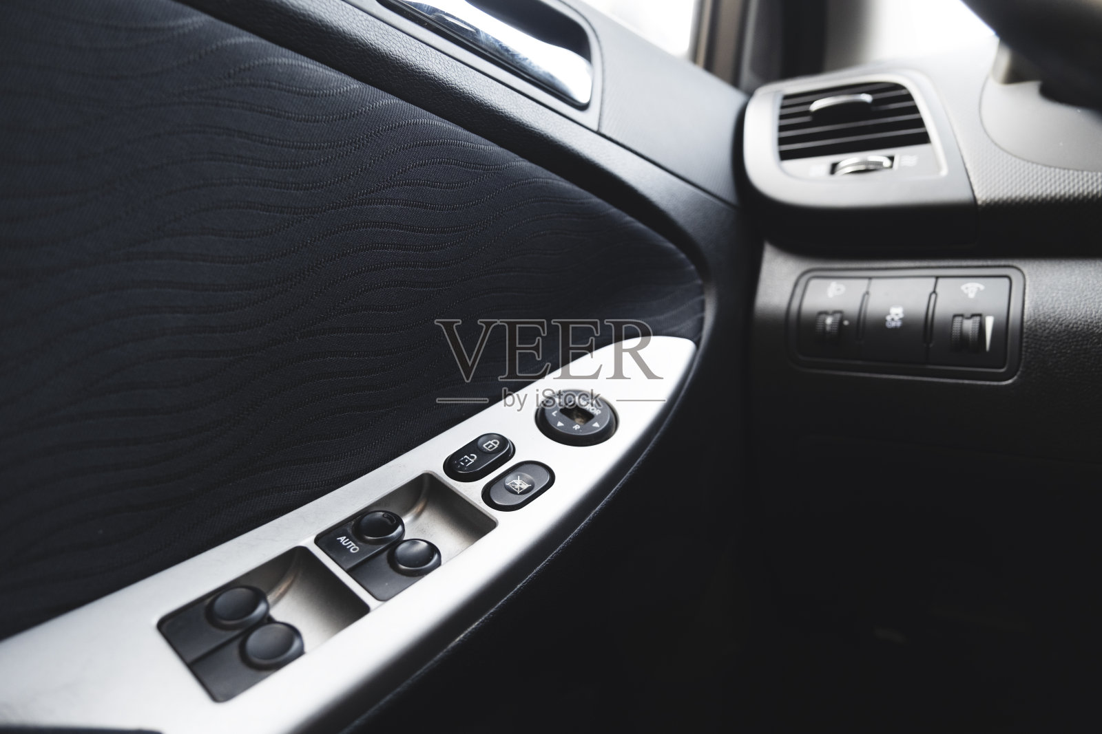 汽车黑色内饰的特写。照片摄影图片