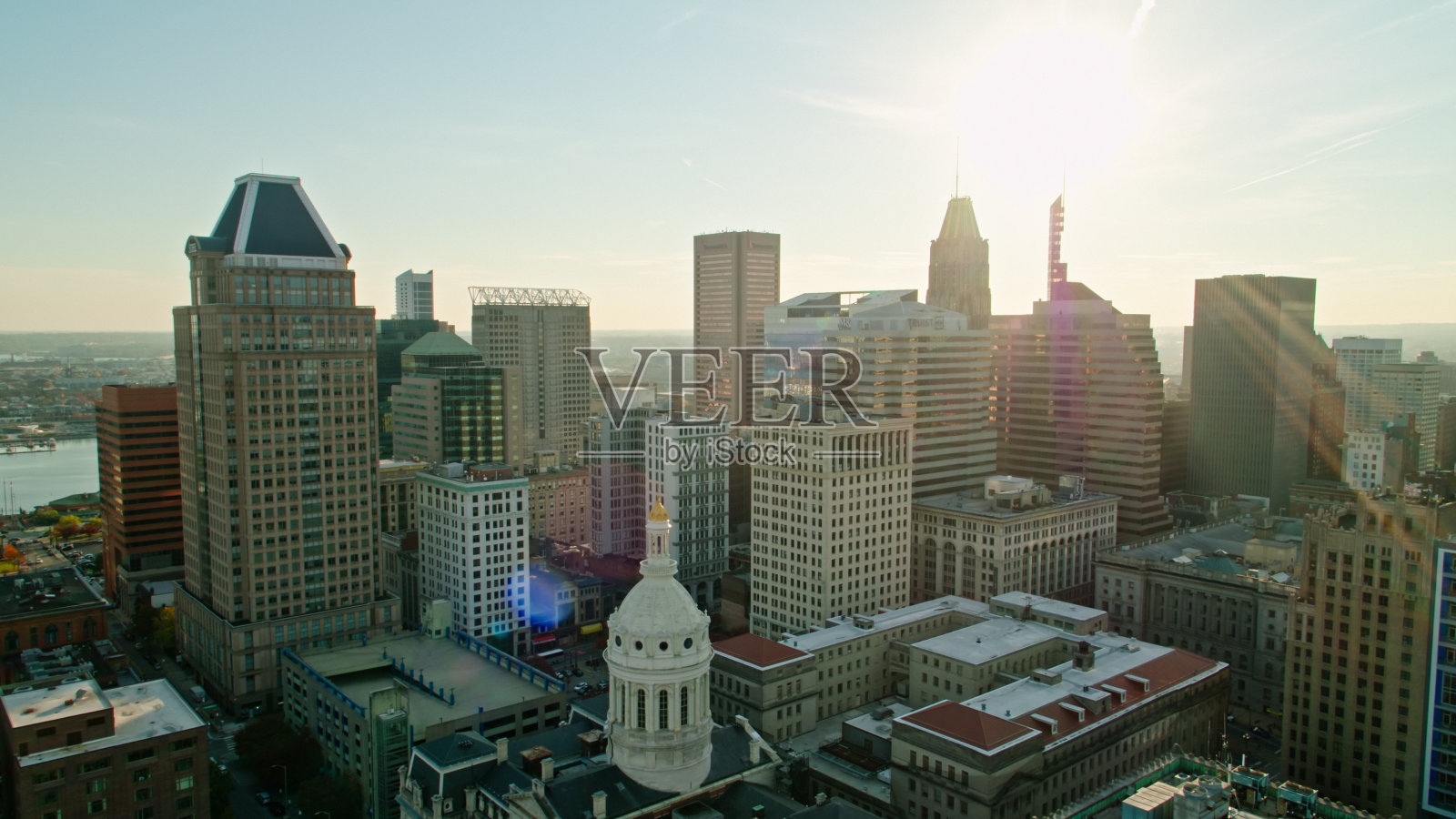 巴尔的摩市中心后面的低太阳——航拍照片摄影图片