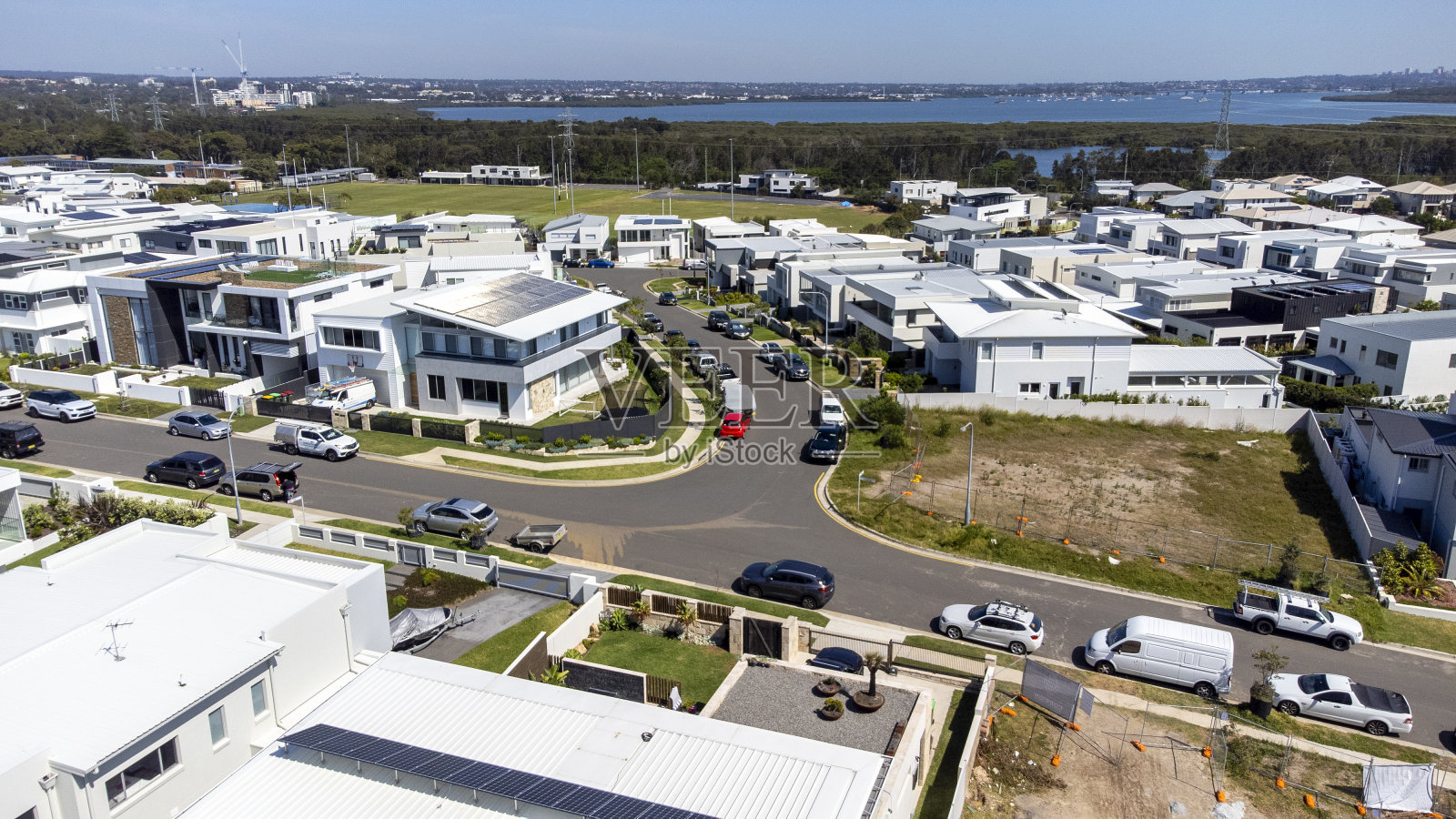 新的现代郊区，鸟瞰图，背景与复制空间照片摄影图片