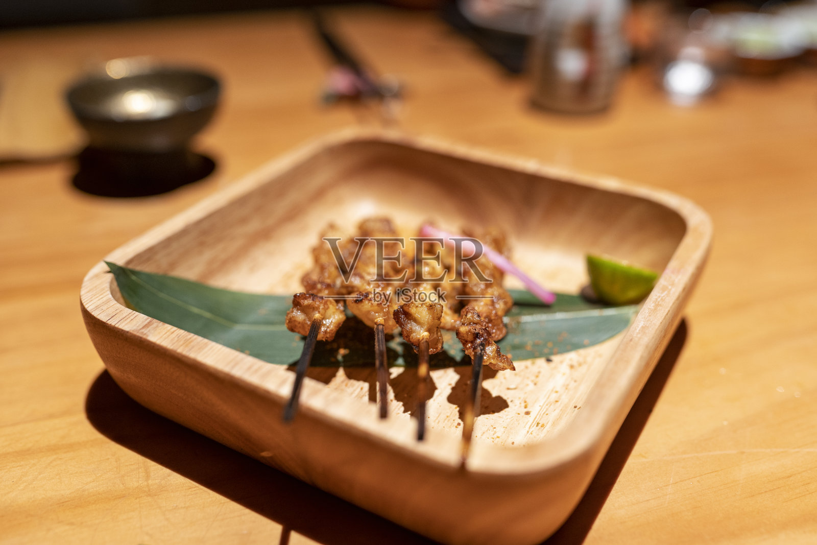 在餐厅吃日式烧烤或烧肉照片摄影图片