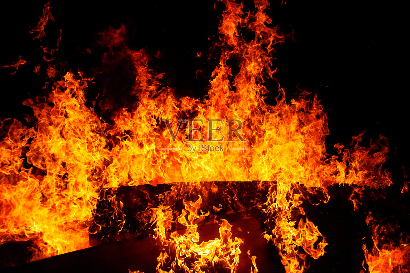 火在晚上照片摄影图片