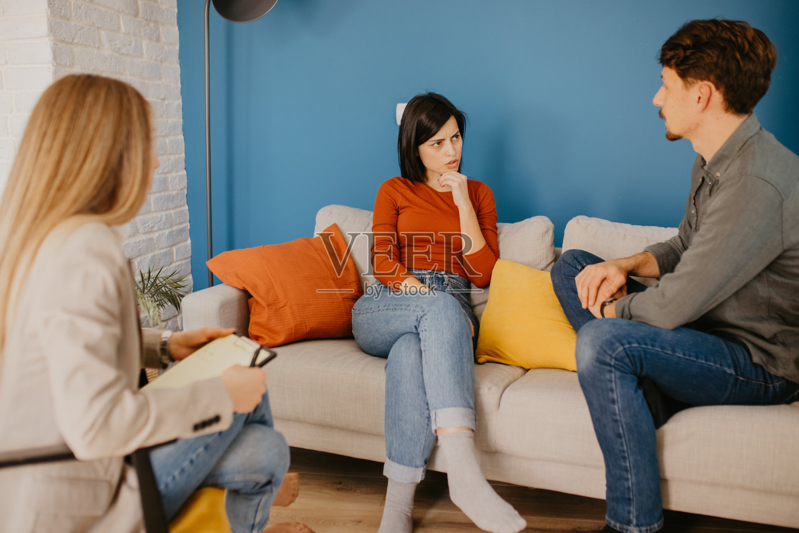 在治疗中倾听伴侣谈话的年轻女子照片摄影图片