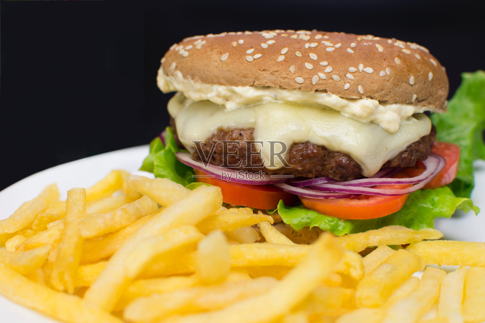 沙拉汉堡和炸薯条照片摄影图片