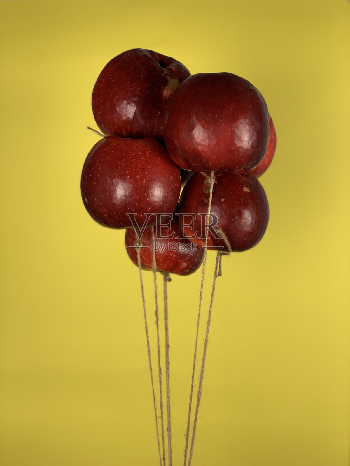 不同寻常的苹果球在空中升起，创造照片摄影图片