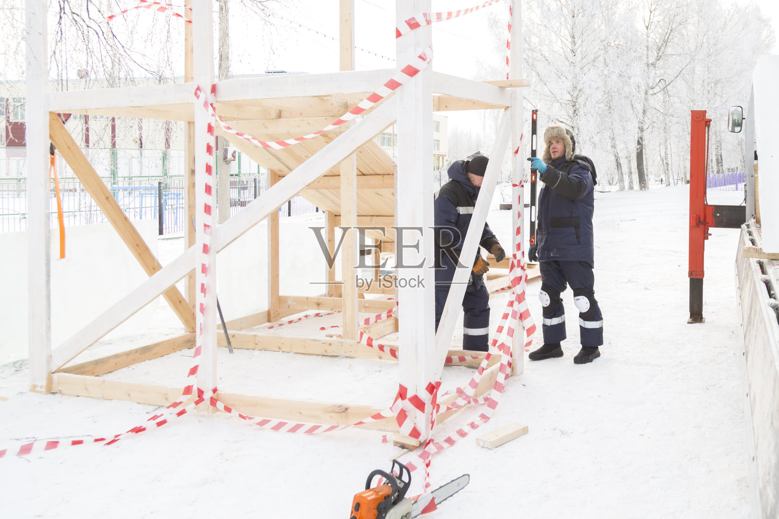 当工作在一个关卡时安装人员的肖像照片摄影图片