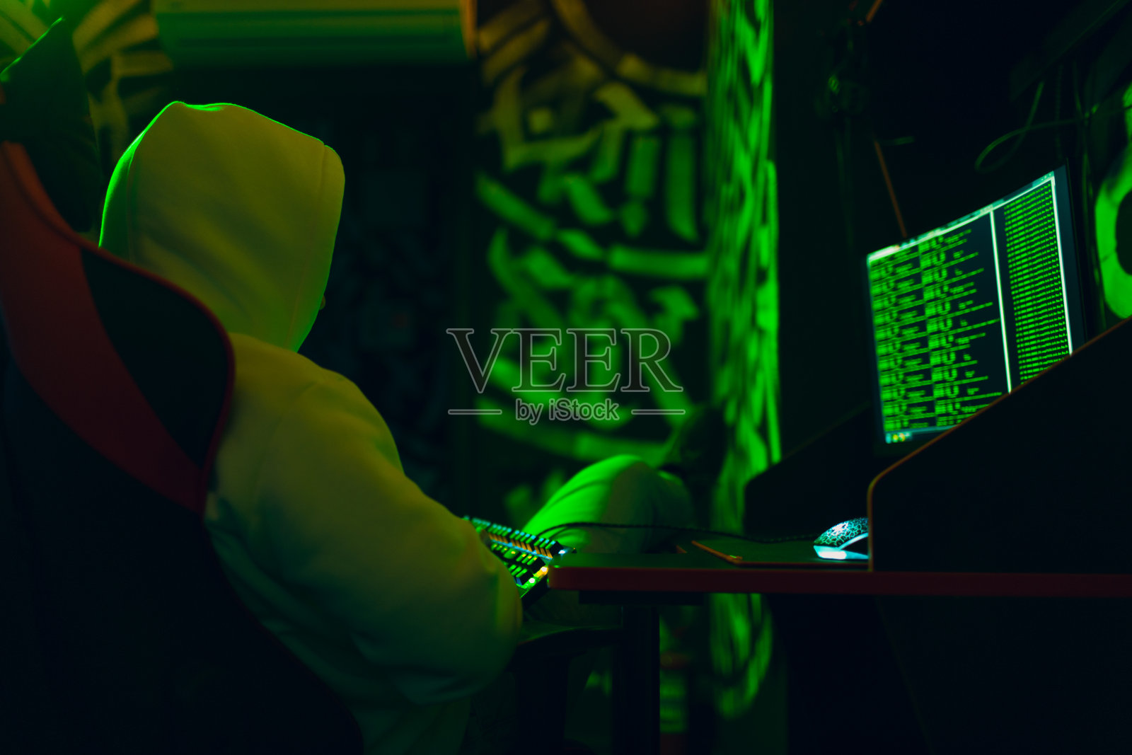 黑客利用计算机恶意软件和黑客二进制码数字接口。照片摄影图片