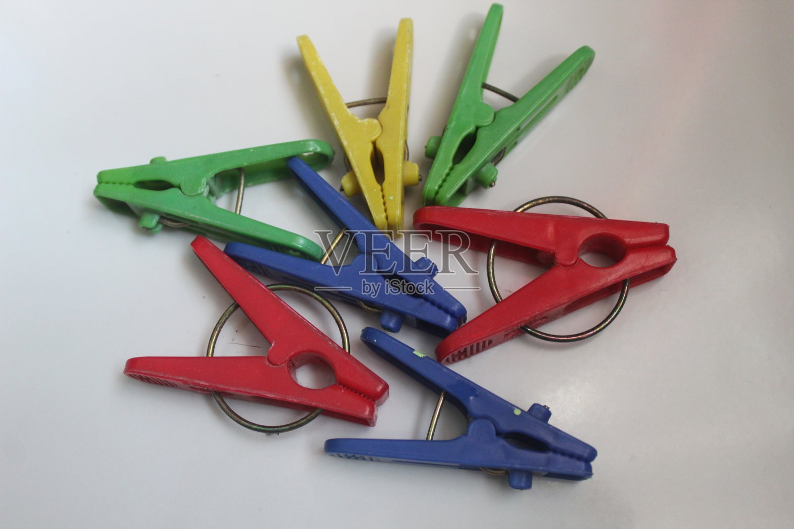 地板上五颜六色的衣服别针照片摄影图片